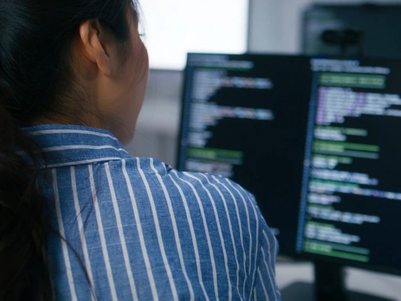 devojka radi kao No-Code Developer