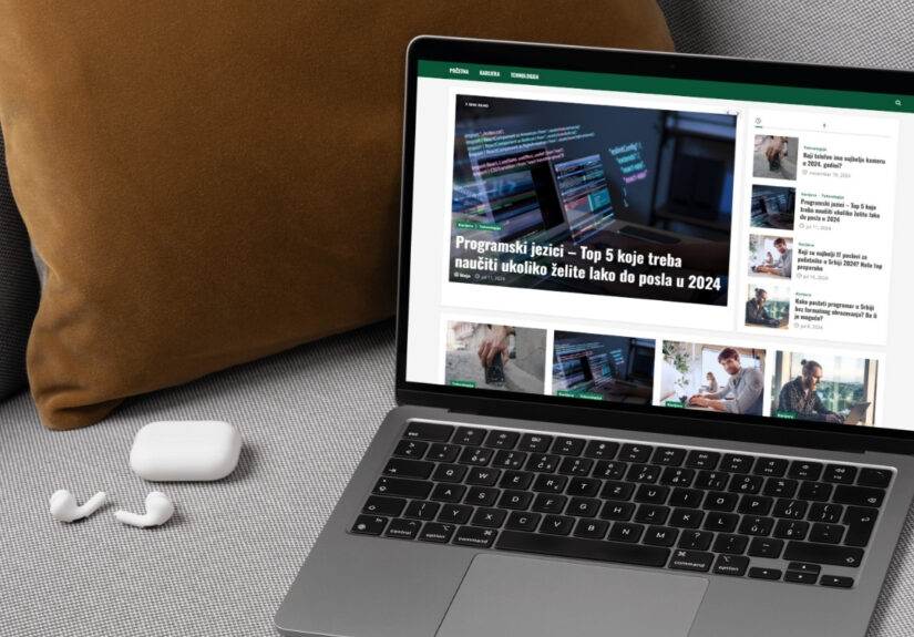 Laptop sa prikazom WordPress sajta fokusiranog na IT teme i članke o programiranju