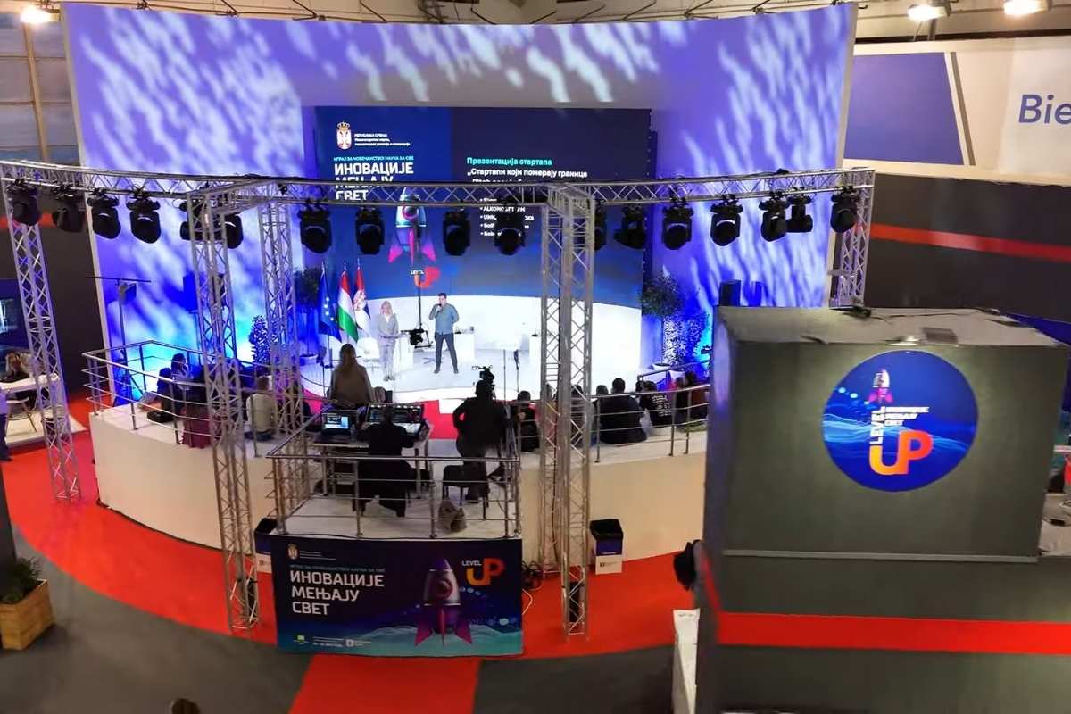 Sajamski štand sa prezentacijom i publikom tokom poslovnog događaja posvećenog inovacijama
