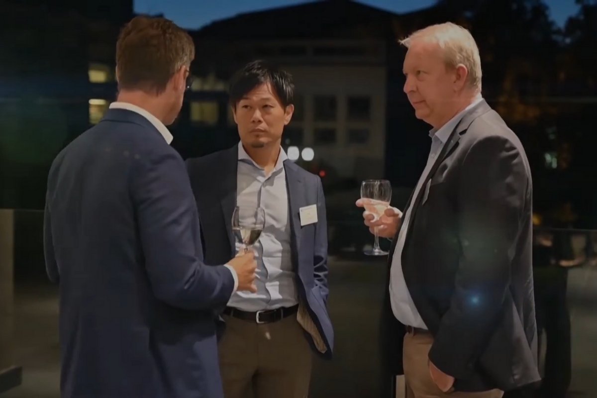 Trojica poslovnih ljudi razgovaraju uz čašu vina tokom večernjeg poslovnog događajaFact for caption: Više od 80% profesionalaca smatra da su lični susreti najefikasniji način za izgradnju